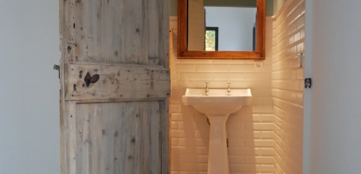 salle de bain d'une dépendance de villa rénovée