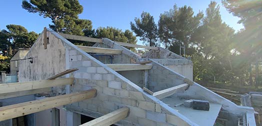 début des travaux de restructuration d'une toiture de maison ancienne à Ollioules