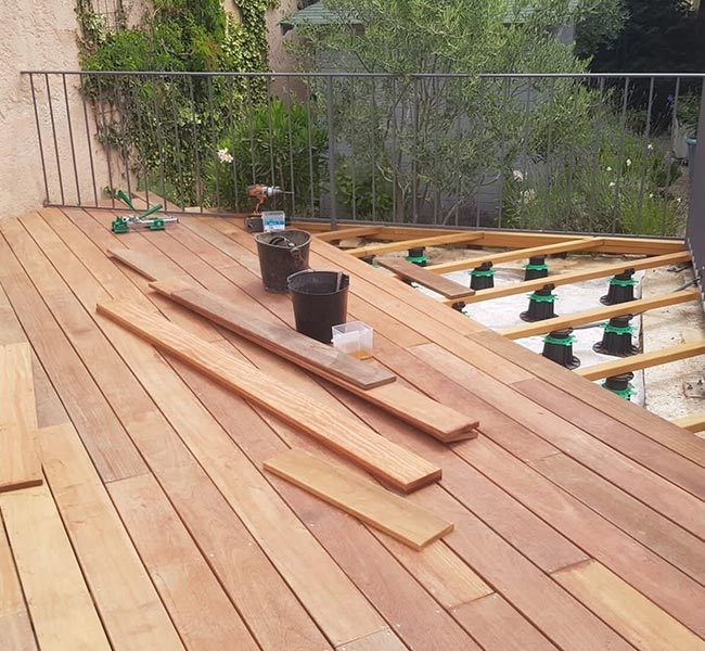 Piscine maçonnée et terrasse bois à Auriol