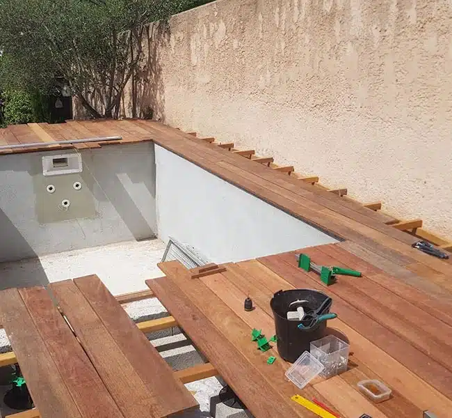 Piscine maçonnée et terrasse bois à Auriol