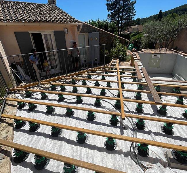 Piscine maçonnée et terrasse bois à Auriol