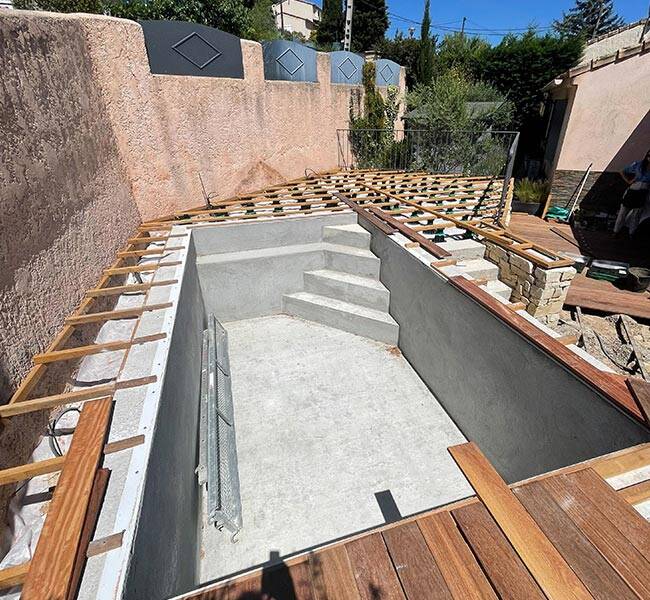 Piscine maçonnée et terrasse bois à Auriol