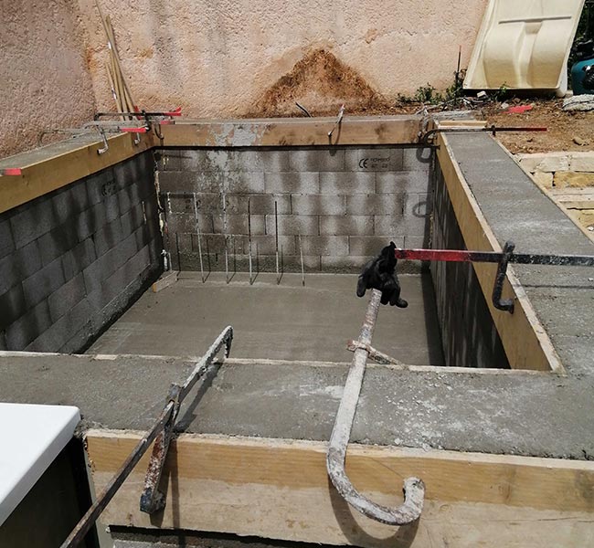 Piscine maçonnée et terrasse bois à Auriol