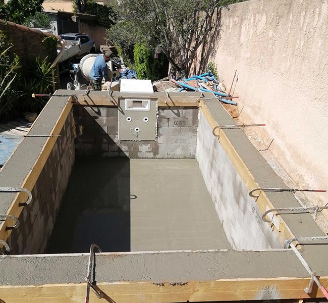 Piscine maçonnée et terrasse bois à Auriol