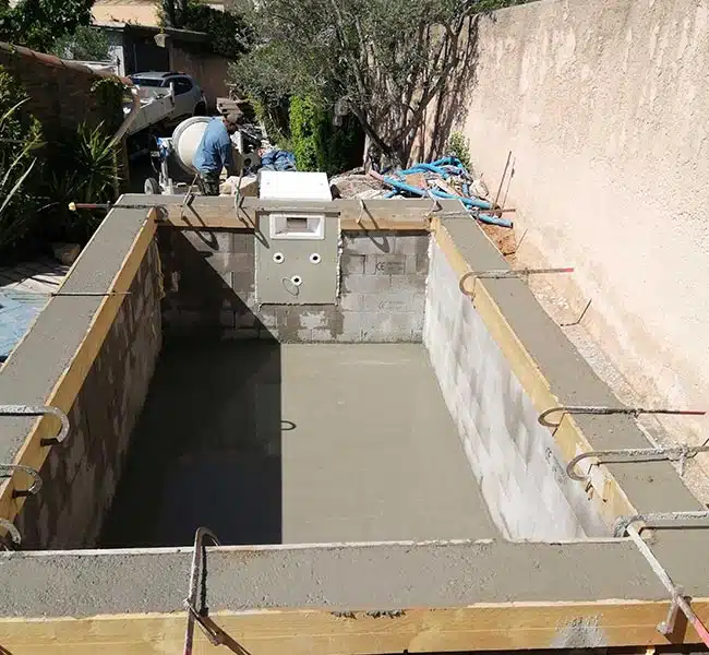Piscine maçonnée et terrasse bois à Auriol
