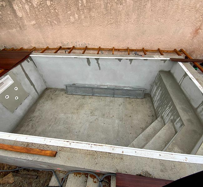 Piscine maçonnée et terrasse bois à Auriol