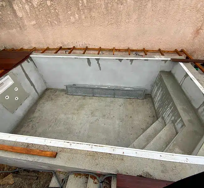Piscine maçonnée et terrasse bois à Auriol