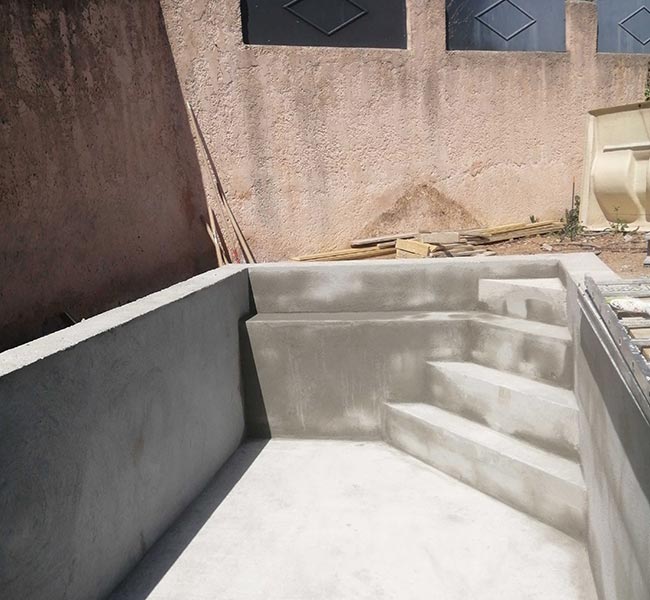 Piscine maçonnée et terrasse bois à Auriol