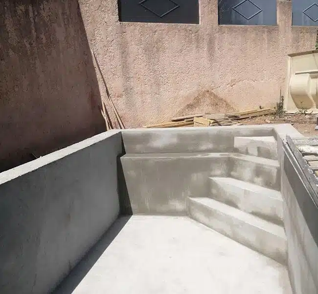 Piscine maçonnée et terrasse bois à Auriol