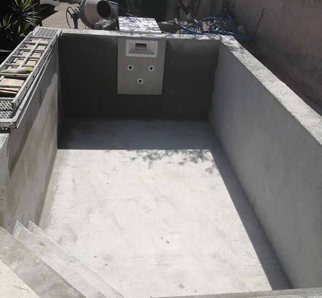 Piscine maçonnée et terrasse bois à Auriol