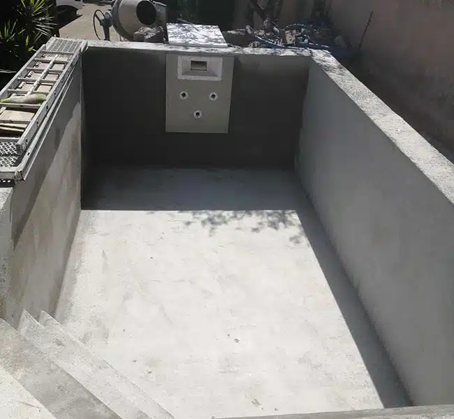 Piscine maçonnée et terrasse bois à Auriol