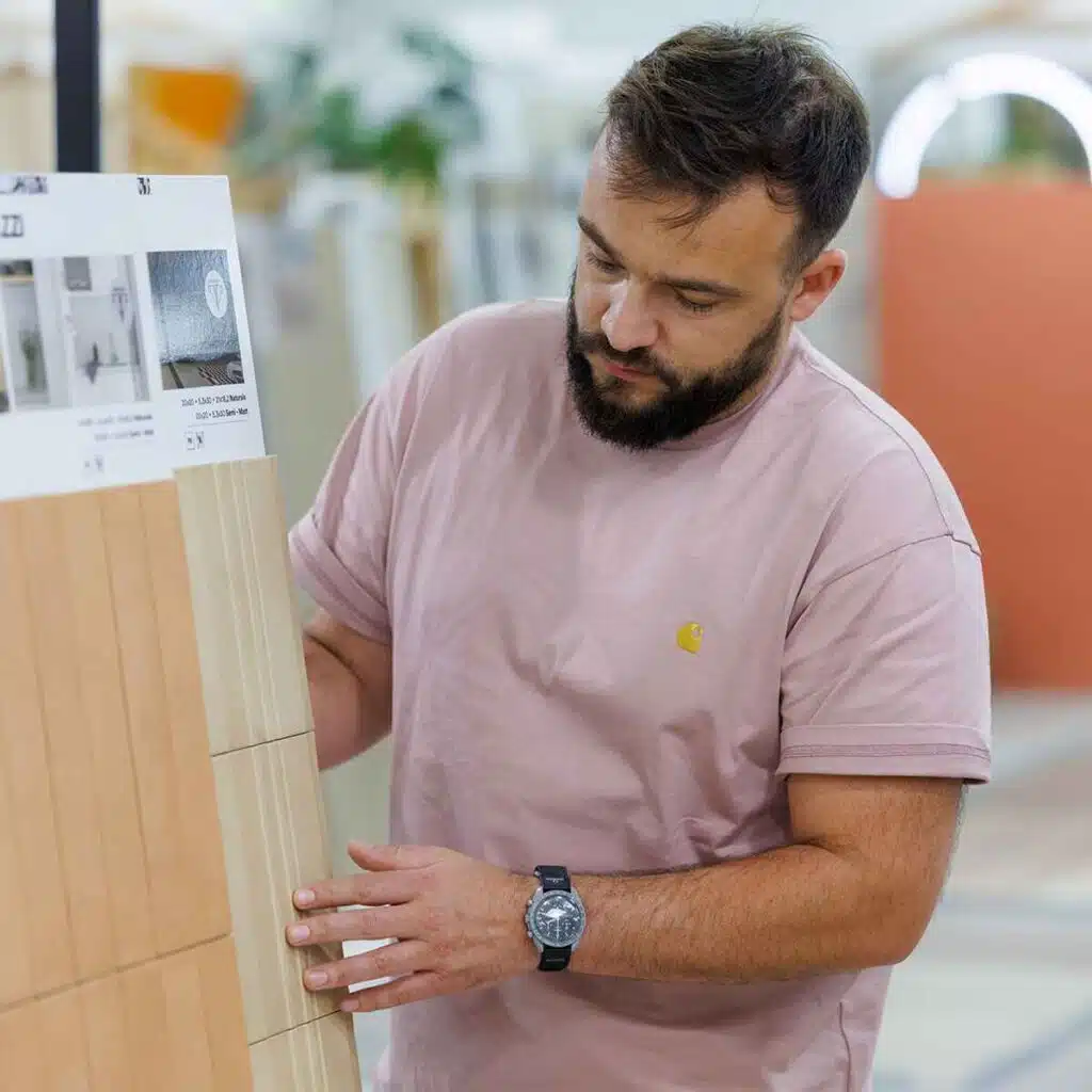 revêtements sols et murs. Travaux de rénovation et de construction Var