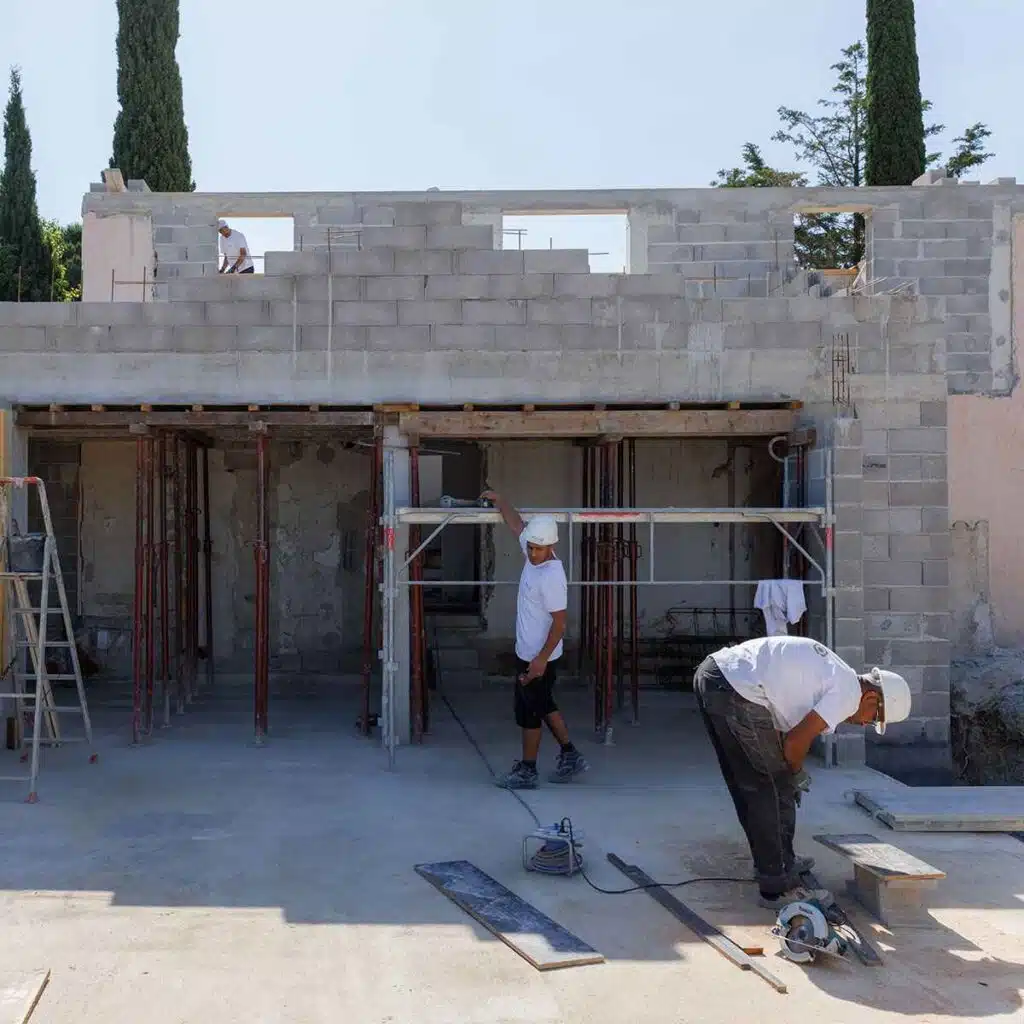 Construction extension et élévation de maison dans le Var