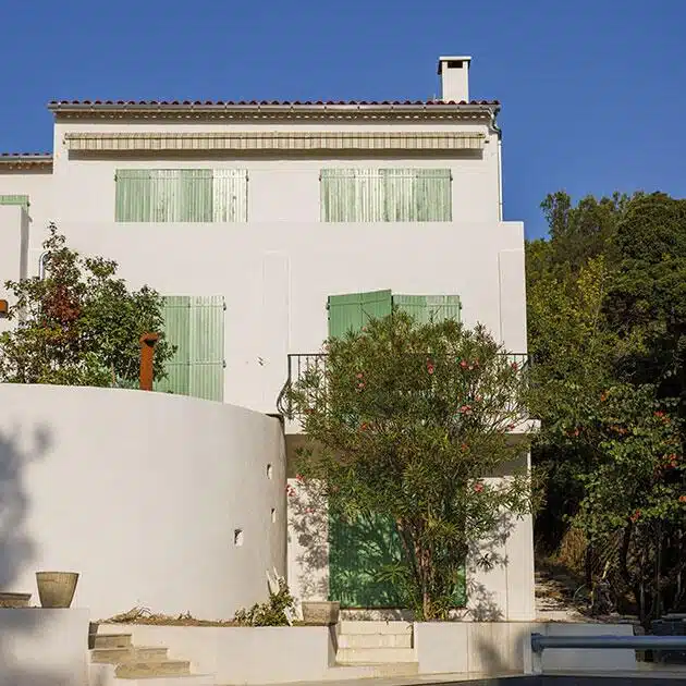 espaces extérieurs d'une villa secondaire à Saint Mandrier