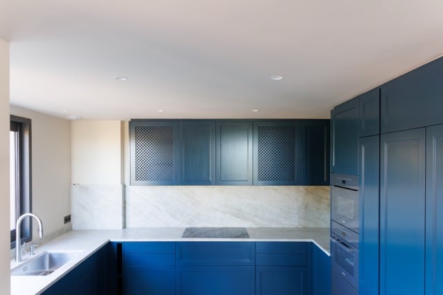 Intégration cuisine/living : péninsule, cave à vin encastrée, circulation fluide, finitions soignées — rénovation intérieure DOMTY Construction au Pradet.